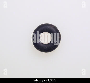 Diese Perle, katalogisiert unter MET sf17194402color, ist Teil einer Sammlung mit antiken Artefakten. Perlen wurden in der Vergangenheit in vielen Kulturen auf der ganzen Welt für Dekoration, Handel und zeremonielle Zwecke verwendet. Stockfoto