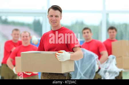 Meister und Arbeiter mit Boxen von Baustoffen Stockfoto