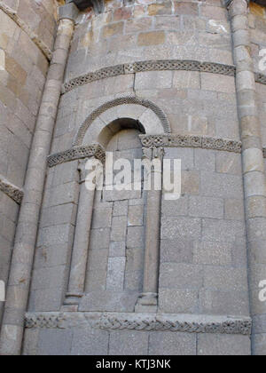 Die Iglesia de San Pedro in Ã vila, Spanien, ist eine historische Kirche mit bedeutenden architektonischen Merkmalen im Herzen der Stadt, die für ihre mittelalterlichen Mauern und historischen Denkmäler bekannt ist. Stockfoto