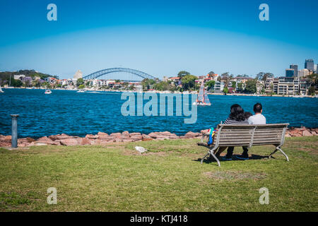 Junge famkly sitzen auf einer Bank in Sydney Stockfoto