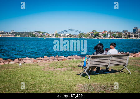 Junge famkly sitzen auf einer Bank in Sydney Stockfoto