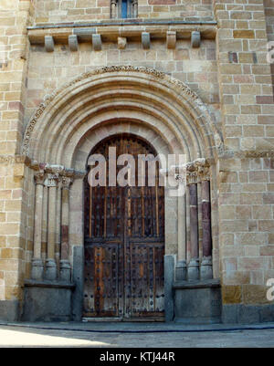 Die Iglesia de San Pedro in Ã vila, Spanien, ist eine bedeutende historische Kirche, die für ihre romanischen architektonischen Merkmale und ihre kulturelle Bedeutung in der Region bekannt ist. Die Kirche spiegelt Spaniens mittelalterliche religiöse Architektur wider. Stockfoto