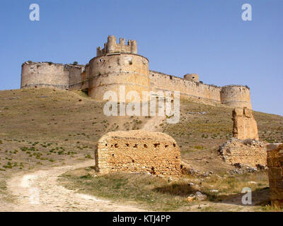 Die Castillo de Berlanga de Duero ist eine historische Burg in der Provinz Soria, Spanien. Diese mittelalterliche Festung stammt aus dem 12. Jahrhundert und hat einen bedeutenden kulturellen Wert. Stockfoto