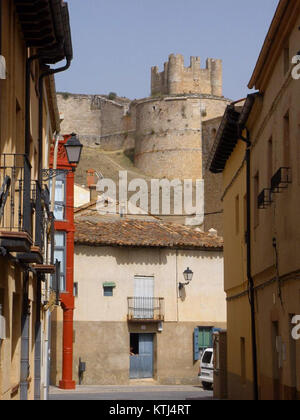 Die Burg Berlanga de Duero in der spanischen Provinz Soria ist eine historische Festung aus dem 12. Jahrhundert. Die Burg wurde im Laufe der Jahrhunderte verschiedenen Veränderungen unterzogen und dient heute als kultureller Veranstaltungsort für Veranstaltungen und Ausstellungen. Stockfoto