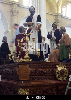 Das Innere der Kathedrale Baeza in Spanien zeigt gotische und Renaissance-Architekturstile mit atemberaubenden Buntglasfenstern und komplexen Details. Stockfoto