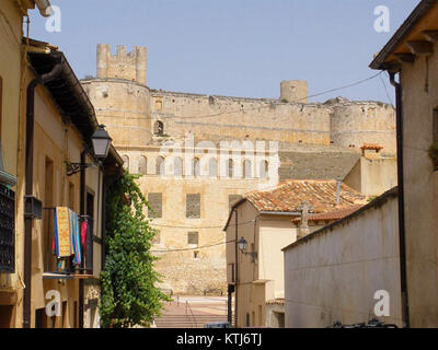 Bild des Castillo de Berlanga de Duero, einer historischen Burg in Spanien, die ihre mittelalterliche Architektur hervorhebt. Stockfoto
