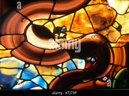 Ein Buntglasfenster, entworfen von Louis Comfort Tiffany um 1880, untergebracht im Metropolitan Museum of Art Er zeigt den unverkennbaren Stil und die Handwerkskunst von Tiffanyâ. Stockfoto