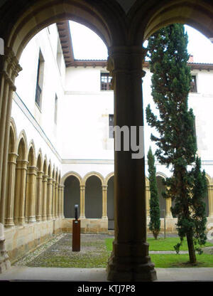 Die Iglesia y Convento de San Francisco in Bermeo, Spanien, verfügt über einen Kreuzgang (claustro) als Teil ihrer historischen religiösen Stätte. Das Gebäude repräsentiert das spanische architektonische und religiöse Erbe mit bedeutendem historischen Wert. Stockfoto