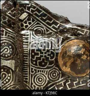 Diese Gürtelschnalle, die im Metropolitan Museum of Art untergebracht ist, repräsentiert die Handwerkskunst und das Design historischer Accessoires und zeigt Materialien und Stile aus einer bestimmten Zeit der Modegeschichte. Stockfoto