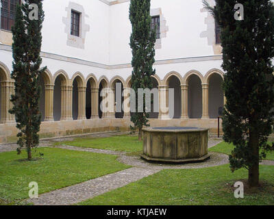 Das Iglesia y Convento de San Francisco in Bermeo, Spanien, verfügt über einen Kreuzgang (claustro), ein architektonisches Merkmal, das häufig in Klöstern zu finden ist und die spanische religiöse Architektur zeigt. Stockfoto