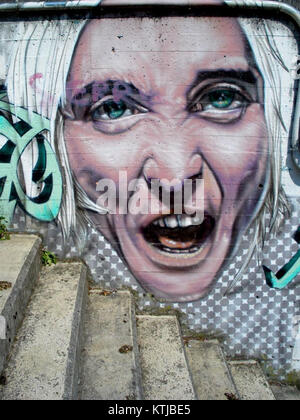 Beasain, eine Stadt in Spanien, ist bekannt für ihre pulsierende Straßenkunst-Szene. Dieses Graffiti repräsentiert die lokale Kultur, mit Künstlern, die politische, soziale und persönliche Themen durch ihre kreativen Arbeiten an öffentlichen Wänden zum Ausdruck bringen. Stockfoto