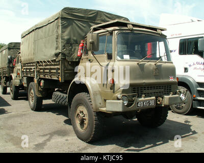 Der Bedford Mk ist ein 4-Tonnen-Lastwagen, der von der britischen Armee eingesetzt wird. Es war Teil der MLC 10-Klasse, bekannt für seine robuste Bauweise und Zuverlässigkeit während militärischer Operationen. Der LKW wurde in verschiedenen Gebieten eingesetzt und bot logistische Unterstützung für den Transport von Gütern und Personal bei militärischen Operationen. Stockfoto