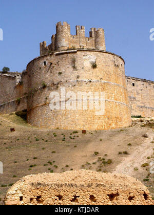 Die Burg Berlanga de Duero in Spanien ist eine historische mittelalterliche Festung, die für ihr architektonisches Design und ihre historische Bedeutung bekannt ist. Es bietet einen Einblick in die spanische Militärgeschichte und das kulturelle Erbe. Stockfoto