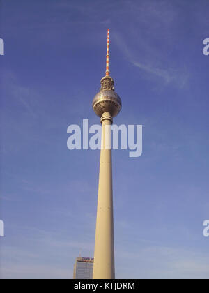 Der Berliner Fernsehturm ist ein bedeutendes Wahrzeichen in Berlin. Mit 368 Metern ist es das höchste Bauwerk der Stadt und eines der höchsten in Europa. Der Turm bietet einen Panoramablick auf Berlin und dient als Kommunikationsknotenpunkt. Stockfoto