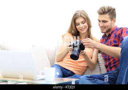 Glückliches junges paar Prüfungen Fotos auf Fotos die Kamera Stockfoto