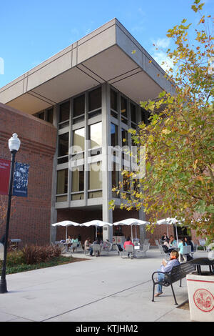Bell Memorial Union (BMU), 548 West Second Street, Chico, Kalifornien, ist studentenwerk der California State University, Chico. 1969 erbaut und 2001 erweitert, beherbergt es verschiedene Studierendenprogramme, Restaurants und Veranstaltungsräume, darunter das größte Auditorium in Chico. Stockfoto