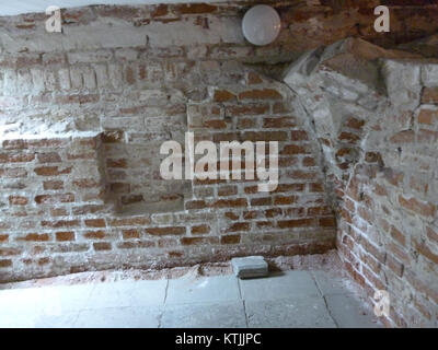 Die Kellerwand der Astrachan Dormition Cathedral ist ein wichtiges historisches und architektonisches Merkmal des Gebäudes, das auf das 16. Jahrhundert zurückgeht. Die Kathedrale in Astrachan, Russland, ist seit Jahrhunderten ein bedeutendes religiöses und kulturelles Wahrzeichen. Stockfoto