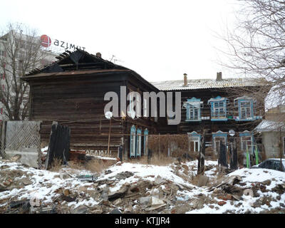 Foto eines Gebäudes in Astrachan, Russland, mit markanten architektonischen Elementen und historischem Kontext, in Nummer 17. Stockfoto