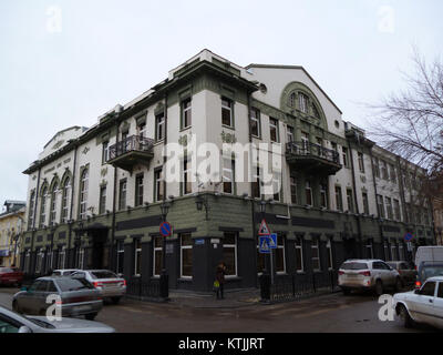 Das Astrachan-Gebäude, ein Beispiel russischer Architektur, zeigt die Besonderheiten der Architektur des 20. Jahrhunderts in Astrachan, Russland. Das Äußere des Gebäudes ist auf dem Foto hervorgehoben. Stockfoto
