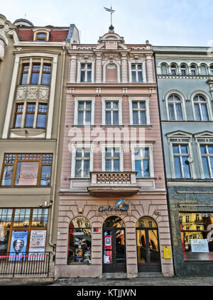 Das Bild zeigt eine Ansicht von Stary Rynek 18 im Herzen des historischen Alten Marktplatzes (Stary Rynek) in Poznań, Polen, wie am 2. Dezember 2013 aufgenommen. Das Foto hebt die umliegenden architektonischen Details hervor. Stockfoto