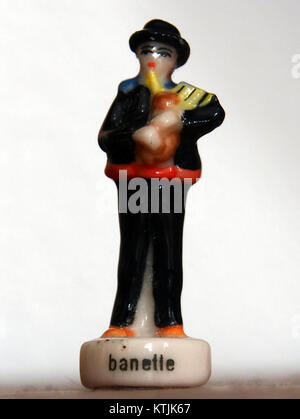 Dieses Bild zeigt Porzellan FÃ¨ves und eine Galette des ROIs, traditionelle französische Gegenstände, die während der Epiphanienfeier verwendet wurden. Die FÃ¨ves sind kleine Figuren, die im Inneren des Kuchens verborgen sind, als Teil der Tradition. Stockfoto