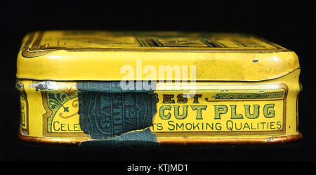 Dieses Bild zeigt eine Vintage-Tabakdose, die als „Best Cut Plug“ gekennzeichnet ist und das historische Design und Branding von Tabakprodukten aus früheren Jahren zeigt. Die Dose ist ein Sammlerstück, das Tabakverpackungen aus dem frühen 20. Jahrhundert darstellt. Stockfoto