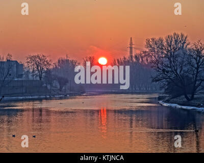 Das Foto „BDG Brdasunrise“, aufgenommen am 2. Februar 2014, fängt einen atemberaubenden Sonnenaufgang über der Region Brda in Slowenien ein. Das Bild unterstreicht die natürliche Schönheit der Landschaft und die Ruhe des frühen Morgenlichts. Stockfoto