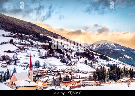 Panorama der Dolomiten Trentino Alto Adige val Ridnaun Kirche Berg winter Landschaften. Stockfoto