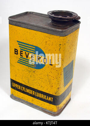 Das auf der Abbildung gezeigte Schmiermittel für den oberen Zylinder von Beverol ist ein Vintage-Produkt, das bei der Motorwartung verwendet wird. Sie hebt Produkte für die frühe Wartung von Fahrzeugen hervor, die zur Verbesserung der Motorleistung und Langlebigkeit entwickelt wurden. Stockfoto