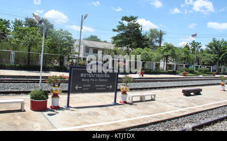 Bang Pa in Railway Station ist ein historischer Bahnhof in Thailand, der als Verkehrsknotenpunkt dient und die reiche Eisenbahngeschichte des Landes widerspiegelt. Stockfoto