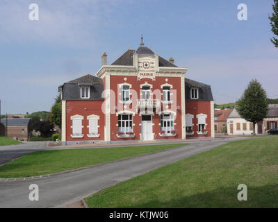 Das Rathaus von Bernot im französischen Département Aisne. Ein historisches Gemeindegebäude, das die lokalen Verwaltungs- und Verwaltungsfunktionen in der Region repräsentiert. Die mairie ist ein zentraler Punkt für öffentliche Dienste und das Engagement der Gemeinde in der Stadt. Stockfoto