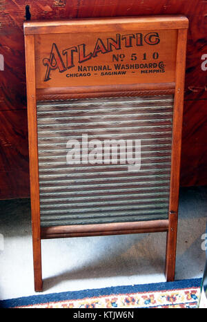 Das Atlantic No. 510 National Washboard war ein beliebtes Haushaltsgerät, das im frühen 20. Jahrhundert für die Wäsche verwendet wurde. Es repräsentiert amerikanische Haushaltsgeräte und den Waschprozess aus der industriellen Ära. Stockfoto