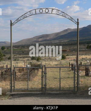 Das Bild zeigt das Tor der IOOF (Independent Order of Odd Fellows) auf einem Friedhof in Austin, Nevada. Dieses historische Tor ist ein bemerkenswertes Merkmal des Friedhofs, der mit der lokalen Gemeinde und ihrer Geschichte verbunden ist. Stockfoto