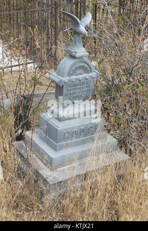 Der Hodge-Marker in Austin, Nevada, erinnert an eine historische Figur, die mit dem Independent Order of Odd Fellows (IOOF) in Verbindung steht. Der Friedhof dient als örtliche historische Stätte und spiegelt das Vermächtnis von kommunalen Organisationen wider. Stockfoto
