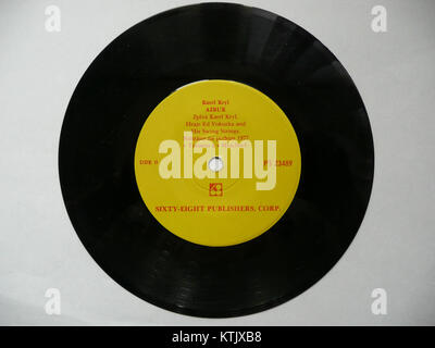 Azbuk ist das kyrillische Alphabet, das im Russischen und in mehreren anderen slawischen Sprachen verwendet wird. Sie ist ein wesentlicher Bestandteil des sprachlichen und kulturellen Erbes der Region und beeinflusst Kommunikation, Literatur und Bildung. Stockfoto