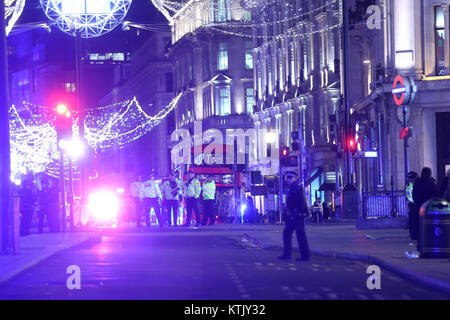 Öffentliche Panik als Schütze ist auf dem losen berichtet in der Oxford Street in London mit: Atmosphäre, Wo: London, Vereinigtes Königreich, wenn: 24. Nov. 2017 Credit: Danny Martindale/WANN Stockfoto