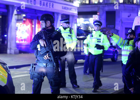 Öffentliche Panik als Schütze ist auf dem losen berichtet in der Oxford Street in London mit: Atmosphäre, Wo: London, Vereinigtes Königreich, wenn: 24. Nov. 2017 Credit: Danny Martindale/WANN Stockfoto