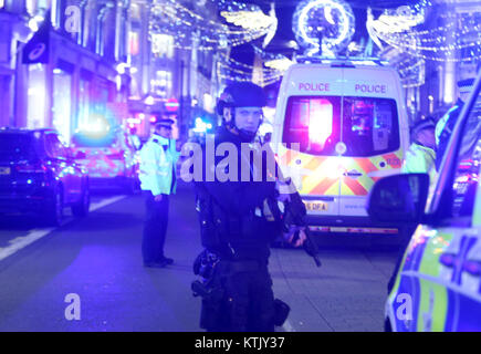 Öffentliche Panik als Schütze ist auf dem losen berichtet in der Oxford Street in London mit: Atmosphäre, Wo: London, Vereinigtes Königreich, wenn: 24. Nov. 2017 Credit: Danny Martindale/WANN Stockfoto