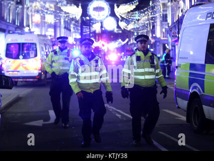 Öffentliche Panik als Schütze ist auf dem losen berichtet in der Oxford Street in London mit: Atmosphäre, Wo: London, Vereinigtes Königreich, wenn: 24. Nov. 2017 Credit: Danny Martindale/WANN Stockfoto