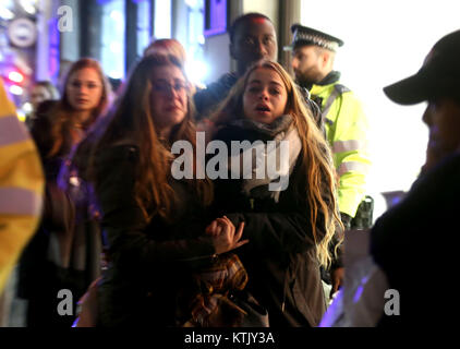 Öffentliche Panik als Schütze ist auf dem losen berichtet in der Oxford Street in London mit: Atmosphäre, Wo: London, Vereinigtes Königreich, wenn: 24. Nov. 2017 Credit: Danny Martindale/WANN Stockfoto