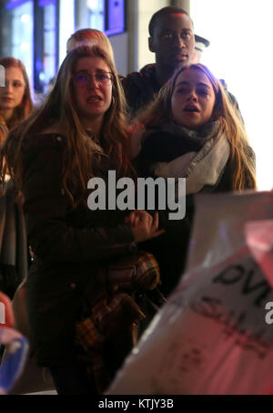 Öffentliche Panik als Schütze ist auf dem losen berichtet in der Oxford Street in London mit: Atmosphäre, Wo: London, Vereinigtes Königreich, wenn: 24. Nov. 2017 Credit: Danny Martindale/WANN Stockfoto