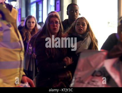 Öffentliche Panik als Schütze ist auf dem losen berichtet in der Oxford Street in London mit: Atmosphäre, Wo: London, Vereinigtes Königreich, wenn: 24. Nov. 2017 Credit: Danny Martindale/WANN Stockfoto