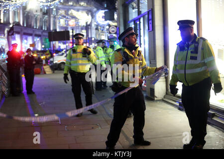 Öffentliche Panik als Schütze ist auf dem losen berichtet in der Oxford Street in London mit: Atmosphäre, Wo: London, Vereinigtes Königreich, wenn: 24. Nov. 2017 Credit: Danny Martindale/WANN Stockfoto