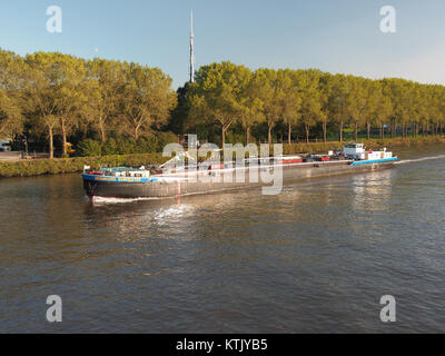 Dieses Foto zeigt Bernhard Burmesters ENI 08043015 auf dem Amsterdamer Rheinkanal. Das Bild spiegelt die Größe und das Design des Schiffes wider, während es durch die Gewässer dieser bedeutenden europäischen Wasserstraße navigiert. Der Amsterdamer Rhein-Kanal ist eine wichtige Schifffahrtsroute, die die Nordsee mit dem Rhein verbindet und als kritischer Güterverkehr in den Niederlanden und darüber hinaus dient. Stockfoto
