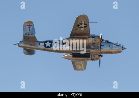 Die B-25 Mitchell, ein Bomber aus dem Zweiten Weltkrieg, wurde 2014 auf der Alliance Air Show gezeigt. Das Flugzeug ist bekannt für seine Rolle im Pacific Theatre und seine Beiträge zur Geschichte der militärischen Luftfahrt. Stockfoto