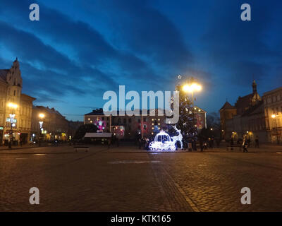 Ein nächtliches Foto des Stary Rynek (Alter Marktplatz) in Poznań, Polen, aufgenommen am 9. Januar 2015. Das Bild hebt den historischen Platz und die umliegenden Gebäude hervor. Stockfoto