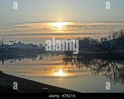 Dieses Foto, aufgenommen im März 2015, fängt einen atemberaubenden Sonnenaufgang über einer Landschaft ein, wahrscheinlich in einer ländlichen oder natürlichen Umgebung. Das Bild zeigt die Schönheit der Natur und das sich verändernde Licht der Dämmerung. Stockfoto