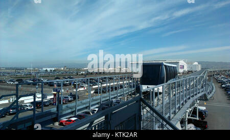 Dieses Bild zeigt einen BART-Zug (Bay Area Rapid Transit) an der Haltestelle des Flughafens Oakland, der einen Einblick in das öffentliche Verkehrssystem in der San Francisco Bay Area bietet. Stockfoto