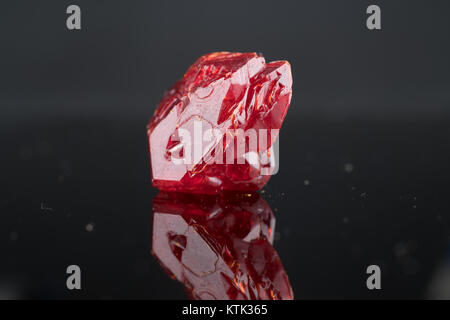 Rot Natur crystal Mineral auf schwarzem Hintergrund Stockfoto