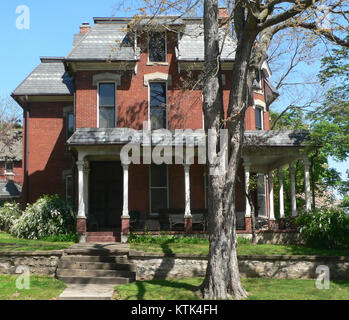 Ein historisches Bild der 302 N. 2nd Street in Atchison, Kansas, zeigt die architektonischen Details dieses Gebäudes aus westlicher Sicht. Atchison ist bekannt für seine historische Bedeutung in Kansas und den Vereinigten Staaten, mit mehreren erhaltenen Gebäuden, die das Erbe des 19. Und frühen 20. Jahrhunderts widerspiegeln. Stockfoto